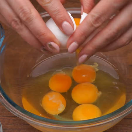 В отдельную миску разбиваем 6 яиц. Насыпаем 4 ч. л. соли.