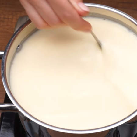 Варим сыр на небольшом огне, обязательно периодически перемешивая, чтобы он не пригорел ко дну.
