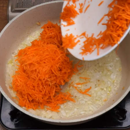 К луку добавляем тертую морковь. 
