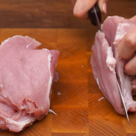 Подготовим мясо.
Примерно 800 г свиной корейки нарезаем на пластинки толщиной около 1 см или немного тоньше. 