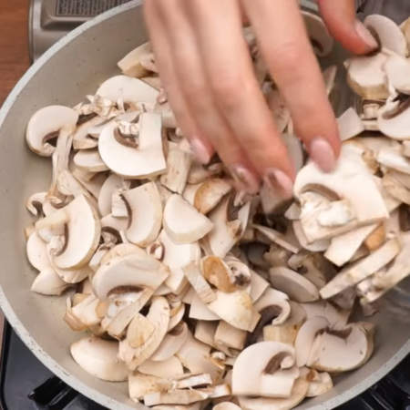 На раскаленную сковороду наливаем немного растительного масла и кладем нарезанные грибы. 