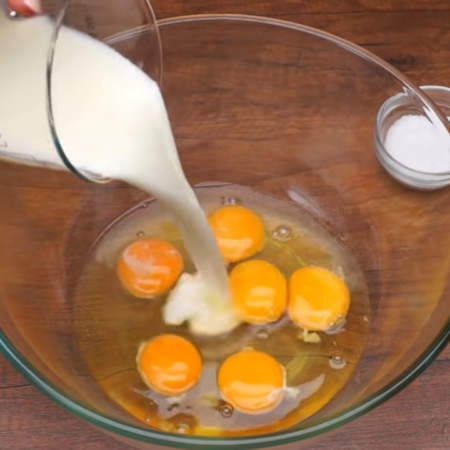 В миску разбиваем 6 яиц. Наливаем 300 мл молока. Сюда же насыпаем пол чайной ложки соли. 