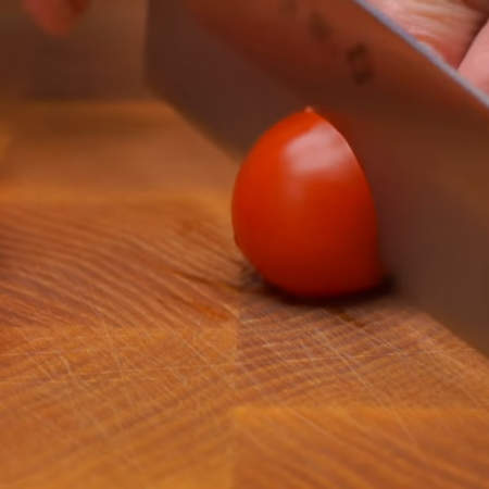 Готовые рулетики выкладываем на блюдо.
Маленькие помидоры черри разрезаем пополам. 