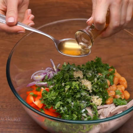 Салат заправляем 2-3 ст.л. яблочного уксуса и примерно таким же количеством оливкового масла.