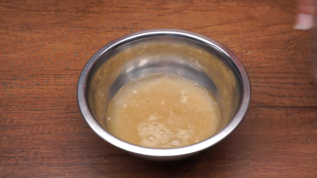Теперь готовим желе из йогурта.
В миску насыпаем 20 г желатина и наливаем примерно 100 мл холодной воды. Все перемешиваем и оставляем на 10 минут, чтобы набух желатин.
