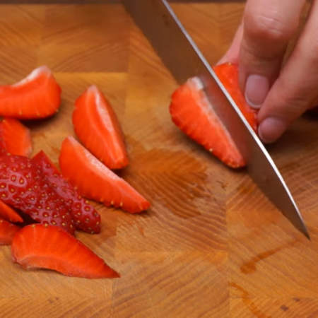 5-6 вымытых крупных ягод клубники нарезаем дольками