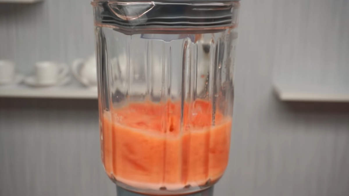 Нарезанные помидоры перекладываем в чашу блендера и измельчаем.
