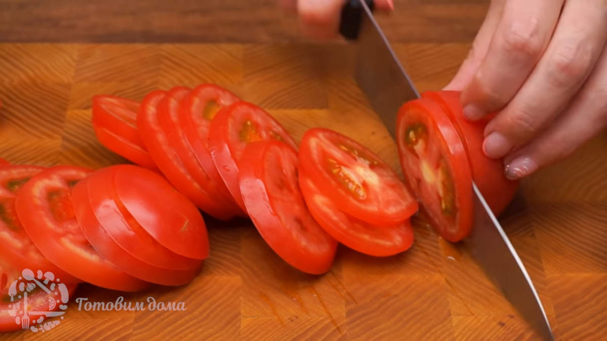 6 средних плотных помидоров тоже нарезаем кружочками. Пластинки помидоров должны быть не очень тонкими, иначе помидоры развалятся.