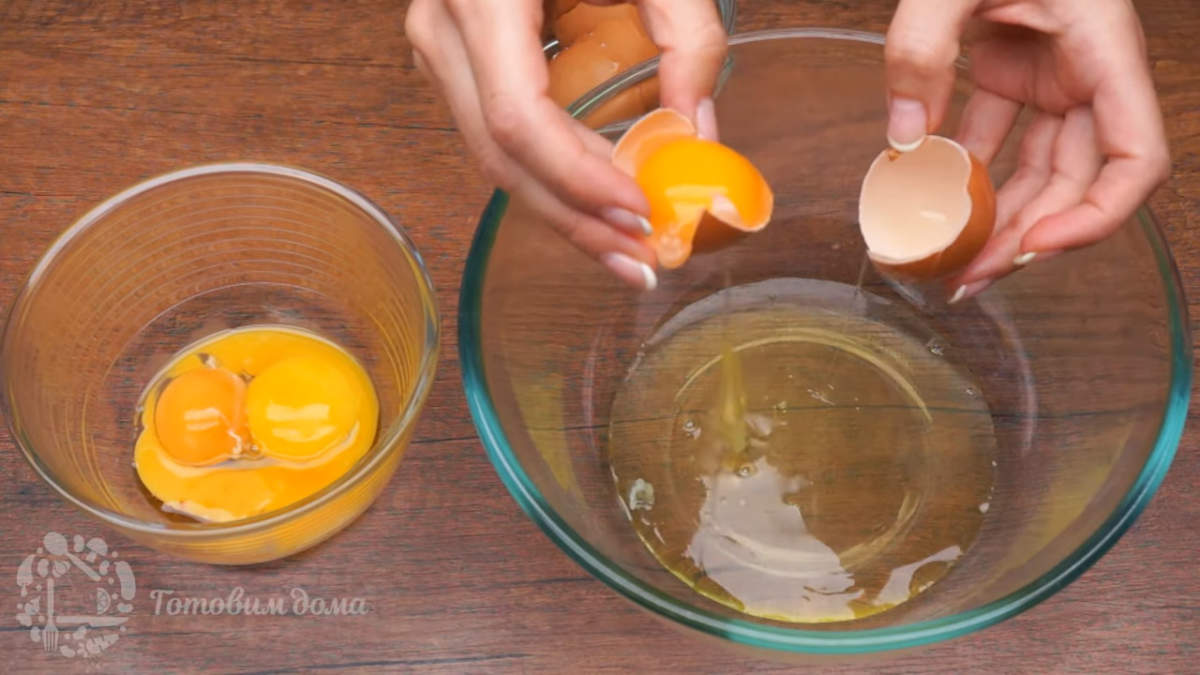Сначала испечем бисквит.
4 яйца разделяем на белок и желток. 
