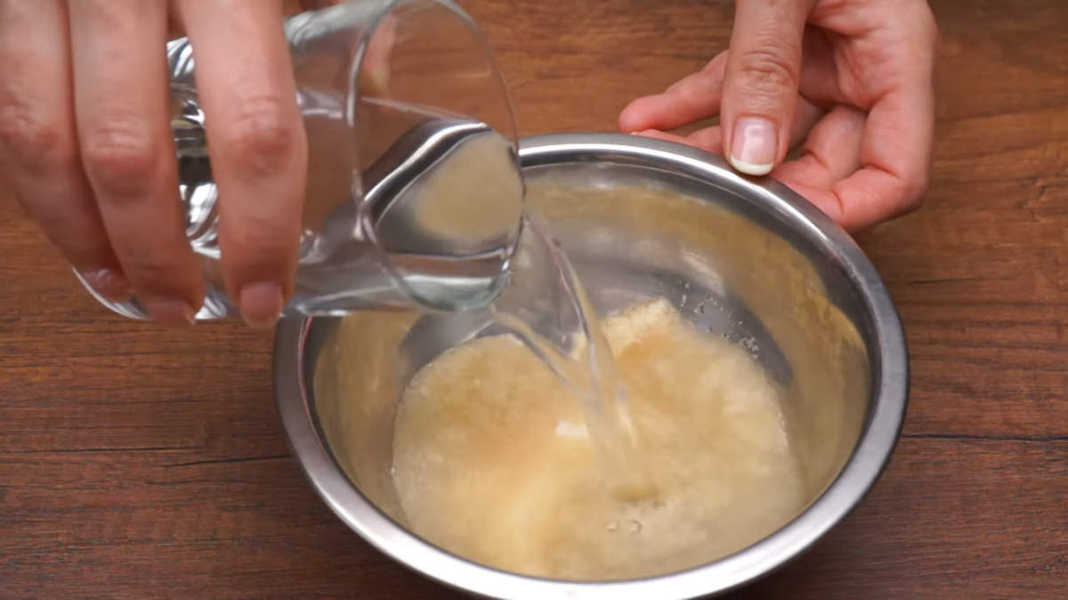 Теперь приготовим крем для торта.
В металлическую мисочку насыпаем 40 г желатина и заливаем его 250 мл холодной воды. Желатин хорошо перемешиваем и оставляем набухать примерно на 15 минут.
