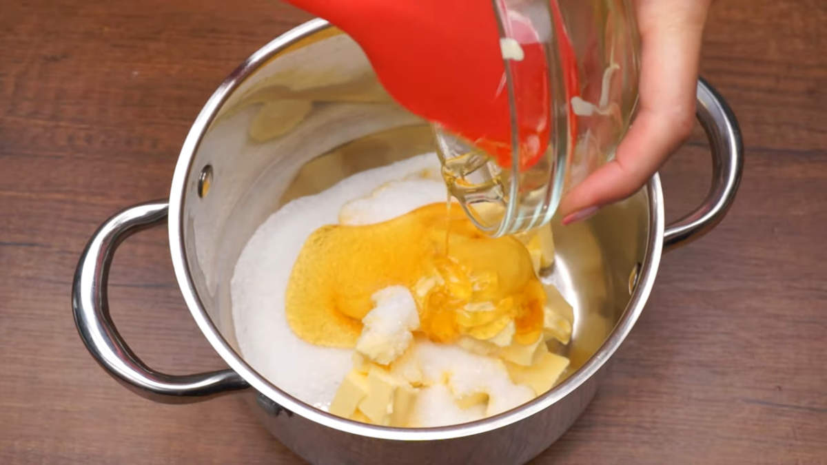 В кастрюлю кладем 220 г сливочного масла, насыпаем 150 г сахара и выливаем 80 г инвертного сиропа инвертный сироп в этом рецепте можно заменить медом.