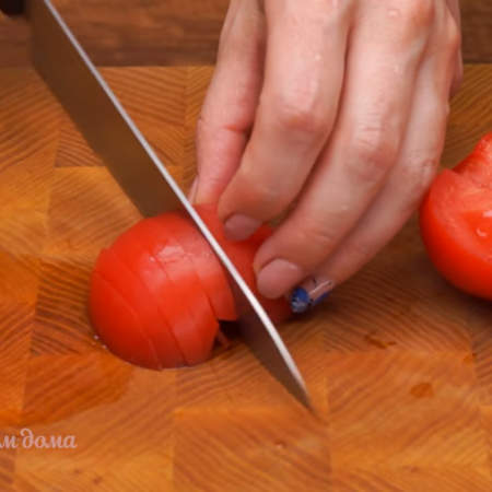 Половинки помидора нарезаем пластинками. Всего понадобится 3-4 помидора среднего размера.
