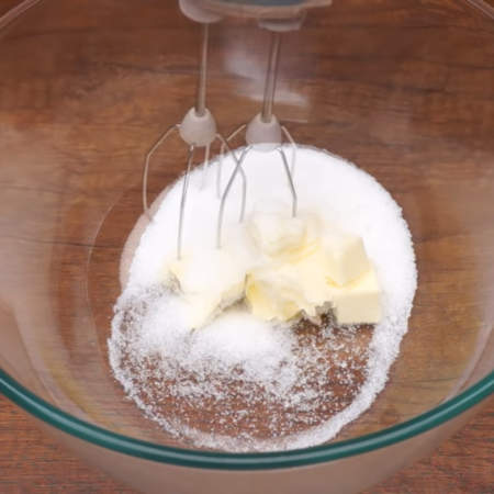 Замешиваем тесто.
В миску кладем 80 г сливочного масла комнатной температуры. К нему насыпаем 70 г сахара. 