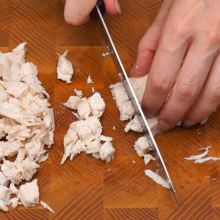 Сначала подготовим все ингредиенты.
300 г отварного куриного филе нарезаем кубиками. Куриное филе можно заменить другим мясом или колбасой.
