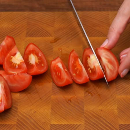 Каждую половинку помидора разрезаем еще на 3-4 части.
