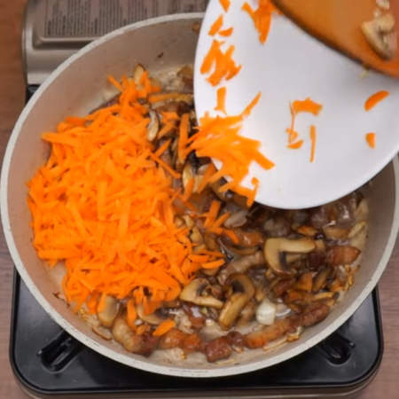 Когда лук подзолотится добавляем тертую морковь. 