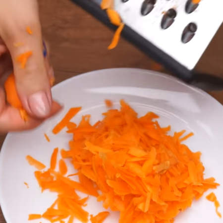 Одну морковь трем на крупной терке.