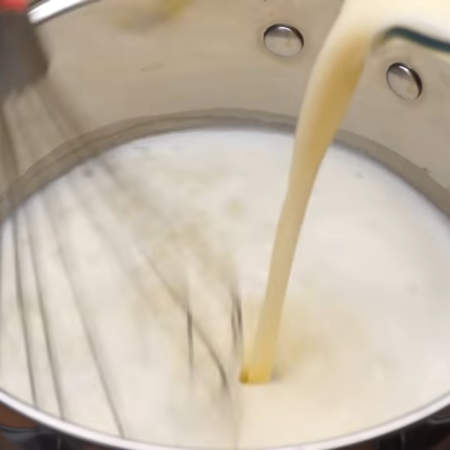Как только молоко закипело, тонкой струйкой вливаем в него приготовленную смесь, при этом постоянно перемешивая. 