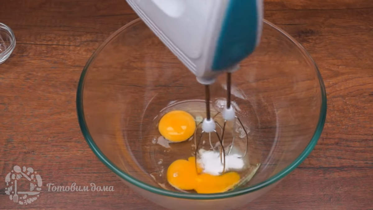 Сначала приготовим тесто для блинов.
В миску разбиваем 2 яйца, насыпаем 0,5 ч.л. сахара и 0,5 ч.л. соли. Все взбиваем миксером до легкой пены.

