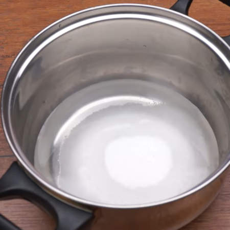 Готовим сироп для пропитки бисквита.
В сотейник наливаем пол стакана воды и насыпаем пол стакана сахара. Все ставим на плиту. 