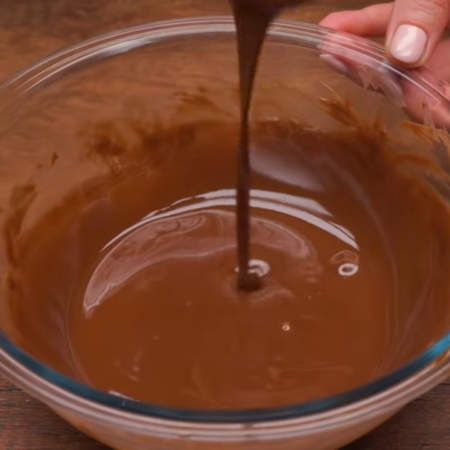  Когда большая часть шоколада растопилась, снимаем его с водяной бани и продолжаем перемешивать до тех пор, пока шоколад с маслом полностью не растопиться.
Шоколадной глазури даем остыть примерно до 25 градусов, чтобы она не была сильно льющейся.
