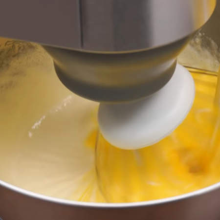 Ко взбитым желткам добавляем 150 г растопленного сливочного масла