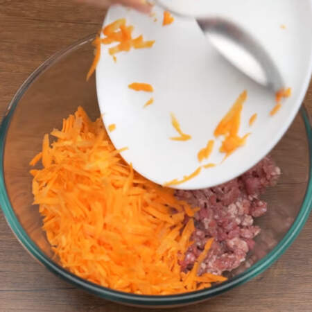 В миску к фаршу кладем натёртую морковь.