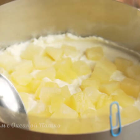 На крем выкладываем половину ананасов.