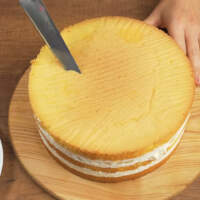 У торта отрезаем один бок таким образом, как показано на фото.