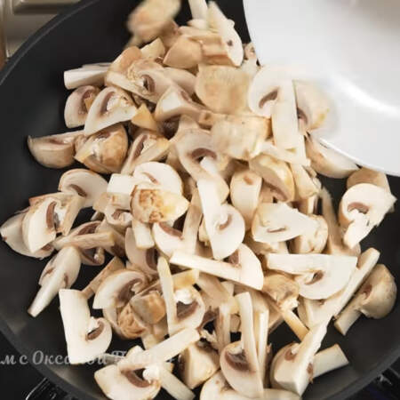 На сухую разогретую сковороду кладем подготовленные грибы. 
