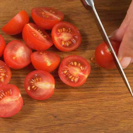 100 г помидоров черри разрезаем пополам.
