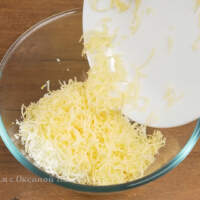 В миску кладем тертые белки и сыр. 