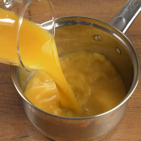 Сначала приготовим апельсиновый слой. 
В сотейник наливаем пол литра апельсинового сока. 