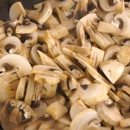 На раскаленную сковороду с небольшим количеством подсолнечного масла кладем нарезанные грибы. 
Жарим на большом огне.