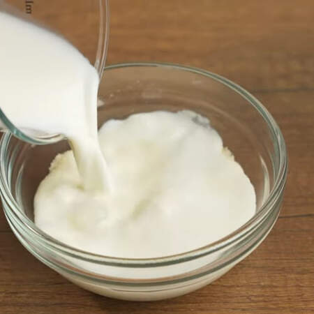 15 г желатина насыпаем в мисочку и заливаем примерно 150 мл молока. Всего для десерта понадобится 250 мл молока. 