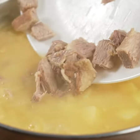 Суп с картофелем проварился уже 10 минут, добавляем к нему нарезанное мясо.