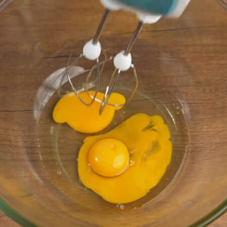 Сначала приготовим тесто.
В миску разбиваем 3 яйца.