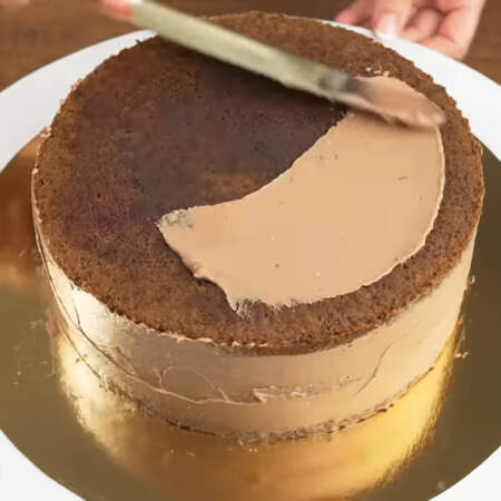 Торт по бокам и сверху обмазываем оставшимся кремом. 