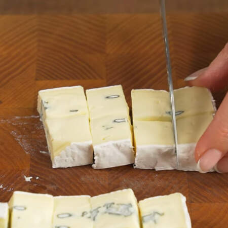 Сначала подготовим все ингредиенты.
200 г сыра разрезаем на кубики. Я использую сыр Камбоцола с белой и голубой плесенью. Вы же можете взять любой другой сыр, который вам нравится.
