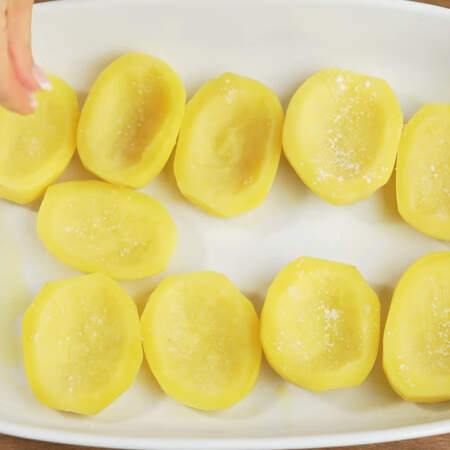 В форму выкладываем половинки картофеля. Картофель солим по вкусу.