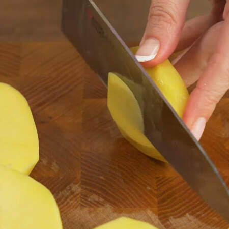 Снизу на каждой половинке срезаем ровно донышко, чтобы картошка была более устойчивой. 