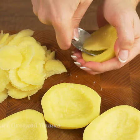 У каждого кусочка картофеля делаем углубление с помощью столовой или чайной ложки.