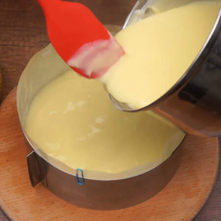 На корж выливаем половину приготовленного крема. Крем должен быть еще горячим.