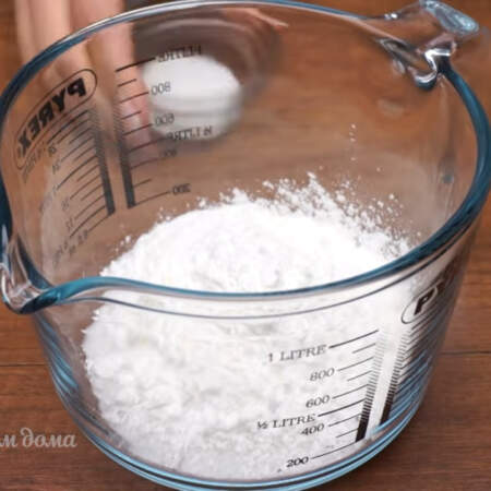 В отдельную сухую емкость насыпаем 100 г сахара, 30 г кукурузного крахмала, его можно заменить картофельным и 10 г ванильного сахара. Перемешиваем все сухие ингредиенты.