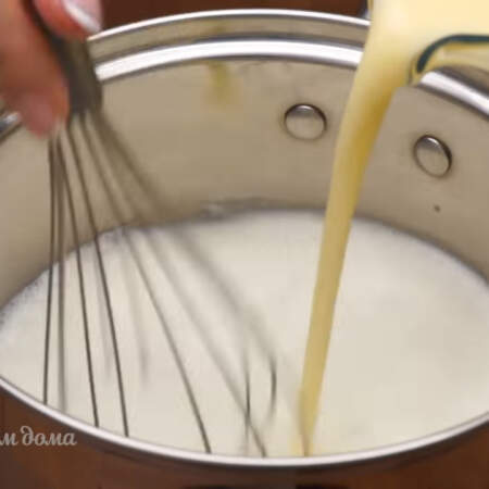 Как только молоко в сотейнике закипело, вливаем в него приготовленную смесь перемешивая венчиком. 