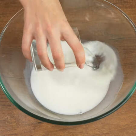 Сначала приготовим тесто.
В миску наливаем 200 мл теплого молока, 100 мл теплой воды, насыпаем 2 ч. л. сахара. 