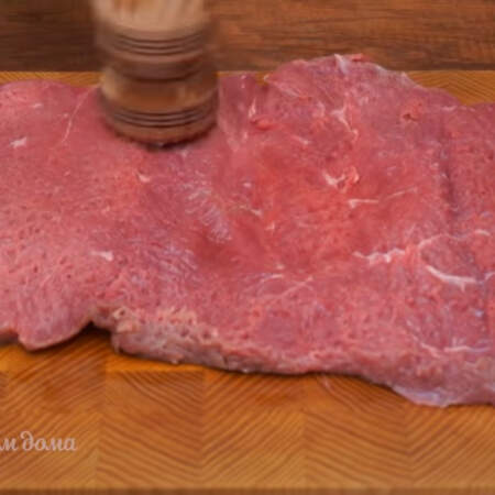 Получившийся пласт мяса отбиваем молотком для мяса с одной стороны.
Для рулета желательно  выбирать нежное мясо без соединительной ткани.