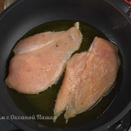 Подготовленное мясо кладем в один слой на разогретую сковороду с небольшим количеством растительного масла. У меня за 1 раз поместилось 2 филе.