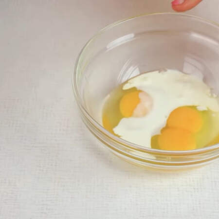 Из двух яиц и 2 ст.л. сливок делаем омлет.