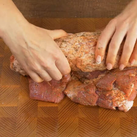 Мясо с приправами скручиваем в плотный рулет.